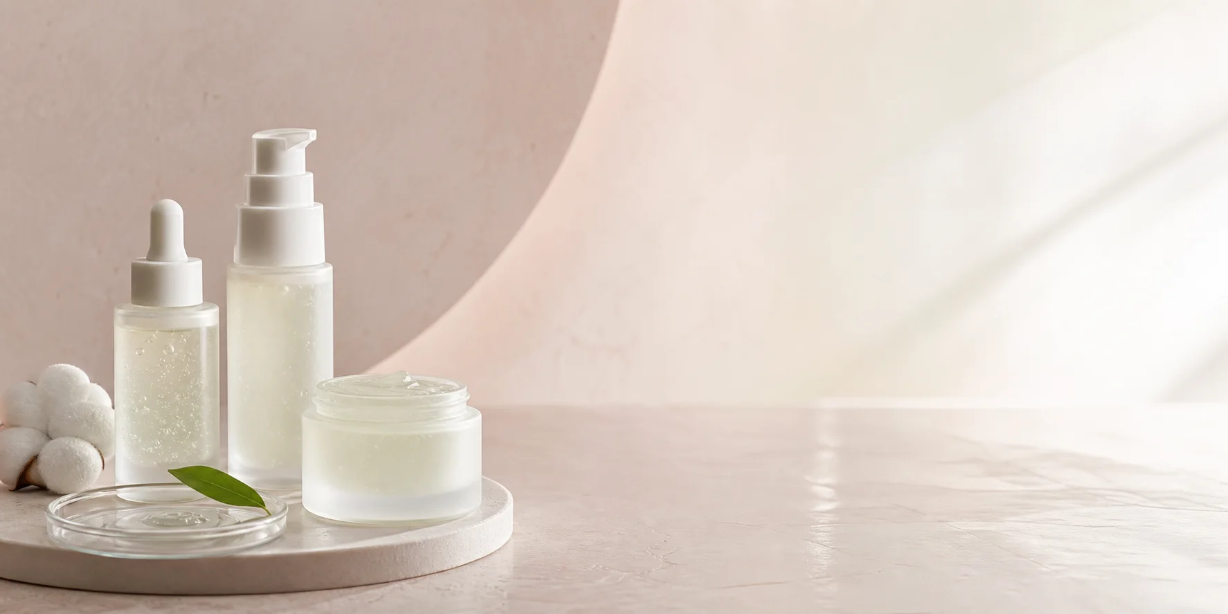 Soft Chemistry formulas in a luminous clinical studio